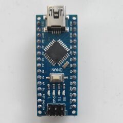 Arduino Nano kartı masa üzerinde, ölçek referanslı fotoğraf