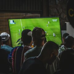 Televizyonda futbol maçı izleyen bir grup insan